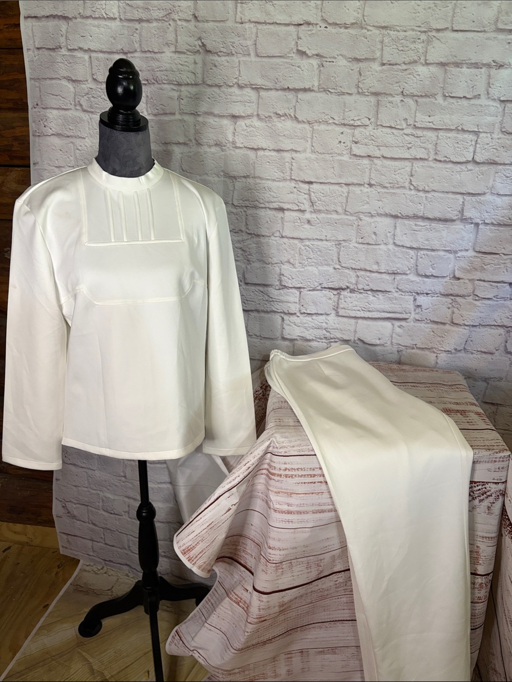 Cream/White Showmanship Suit - 2XL